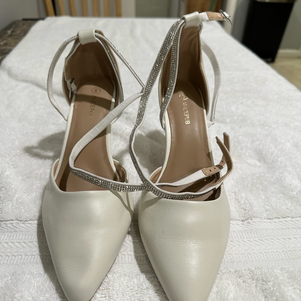 Elegant White Heels with Cross-Strap Design